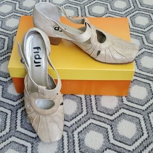 Fidgi low heeled sandal